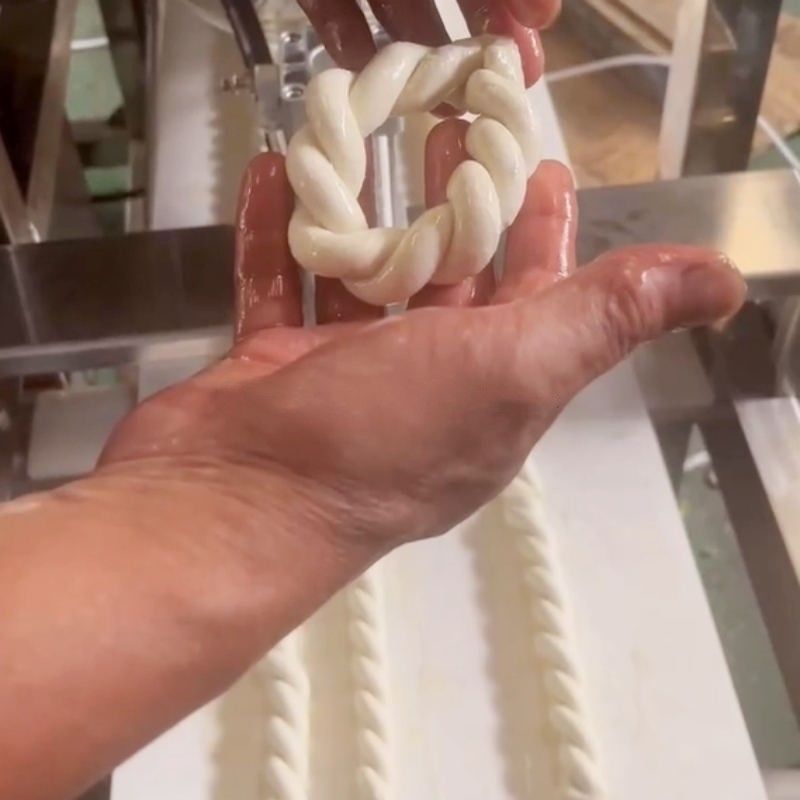 Triturazione industriale automatica Churro attrezzature di formazione di snack Soft pretzel pasta fritta Twist Making Extruder Machine