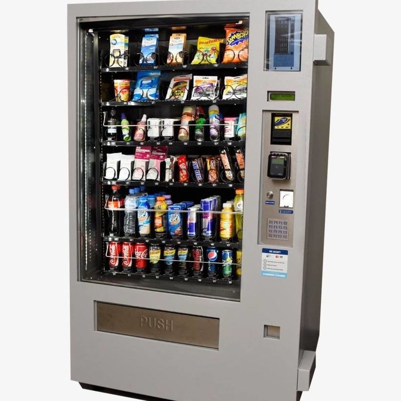 220V 50HZ vending machine di bevande fredde con adesivo di verniciatura a colori personalizzati all'interno della tensione